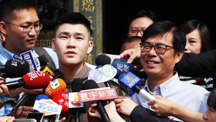 ▲陳政通陪同父親陳其邁一起前往投票。(圖/記者郭俊暉攝