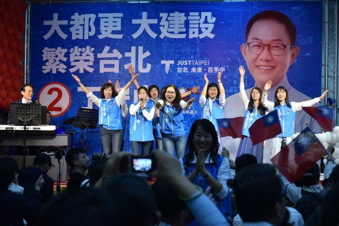 丁守中競選總部現場看開票民眾一起合唱《台北的天空》。（圖／記者林柏年攝,2018.11.24）