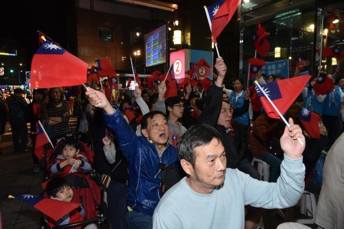 國民黨台北市長候選人丁守中競選總部24日晚間湧進看開票的民眾。（圖／記者林柏年攝,2018.11.24）