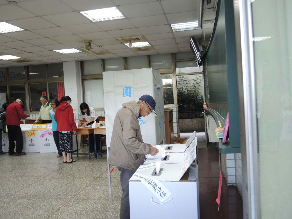 ▲9合1選舉投開票，大選綁十案公投，到處出現大排長龍的景象，撕毀公投票洩怒，一名年輕女子因日曬太久而中暑送醫。（圖／記者陳雅芳攝，2018.11.24)