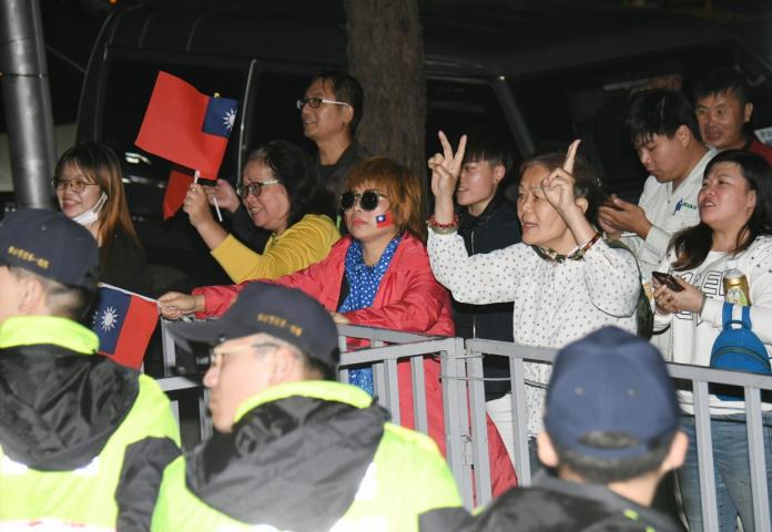 支持民眾跟隨到台北地方法院聲援丁守中。（圖／記者林調遜攝,2018.11.25）