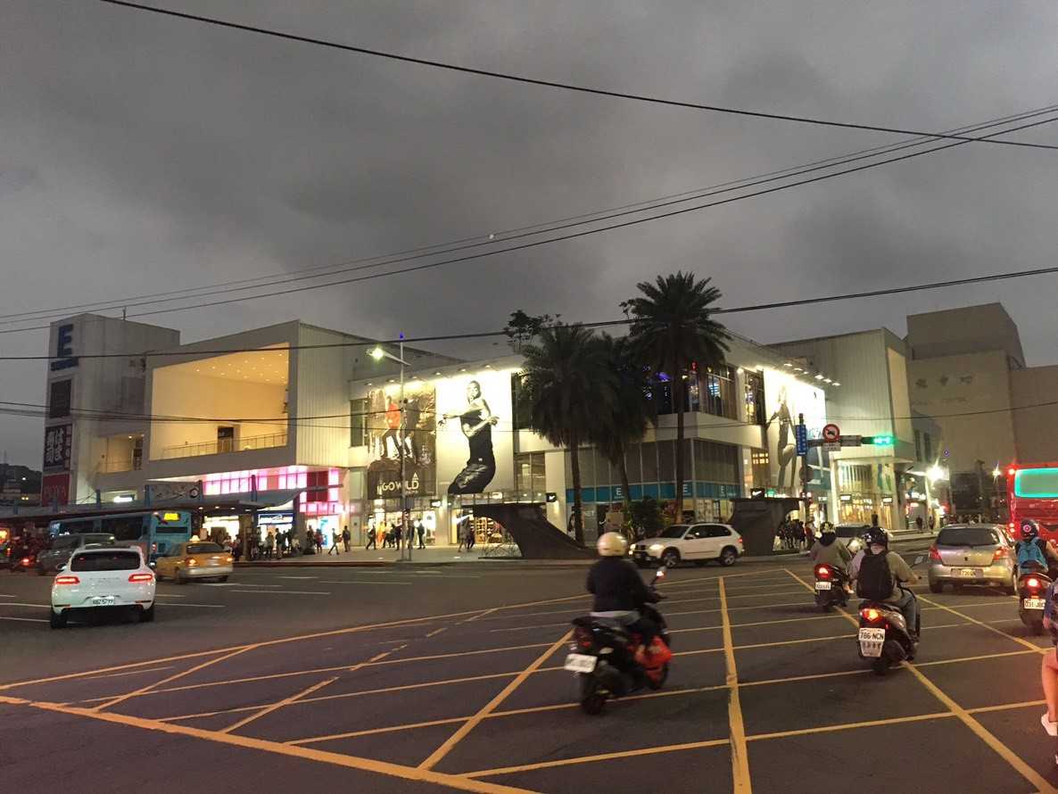 ▲「東岸廣場」進駐後，提升市區市容，也帶動附近房價，周邊5年內的房屋單坪售價已調漲2成（圖／信義房屋提供）