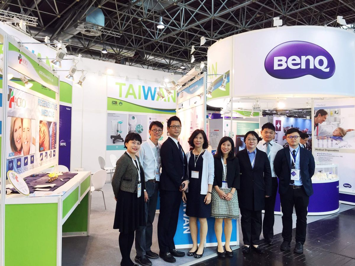 ▲德國MEDICA國際醫療展，金屬中心與參展廠商大合照。（圖／記者陳美嘉翻攝）