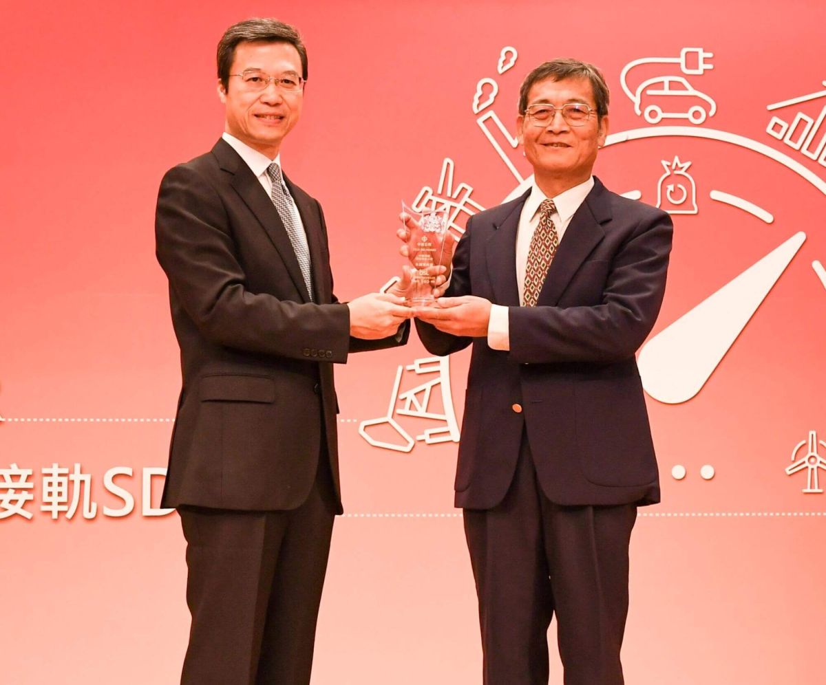 ▲中鋼公司榮獲BSI英國標準協會永續領航獎之殊榮，由BSI台灣分公司總經理蒲樹盛(左)頒發「永續領航獎」給中鋼公司生產部門助理副總經理王煥文(右)。(圖／記者黃守作攝，2018.11.26)