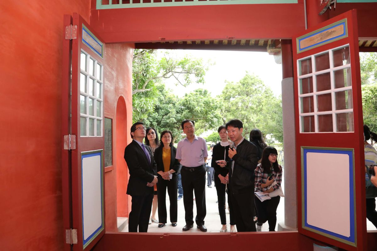 ▲台南市代理市長李孟諺(左一)前往歸仁區視察敦源聖廟修復工程。(圖/記者陳聖璋翻攝)