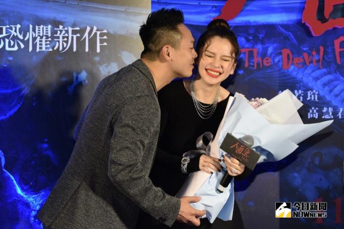 ▲徐若瑄與富商李雲峰（左）結婚9年驚爆離婚，當初她出席《人面魚》首映會，老公特地從新加坡飛來台北獻花。（圖／資料照）