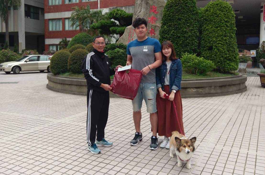 宋家豪與妻子回母校南英商工看總教練陳献榮。（陳献榮提供）