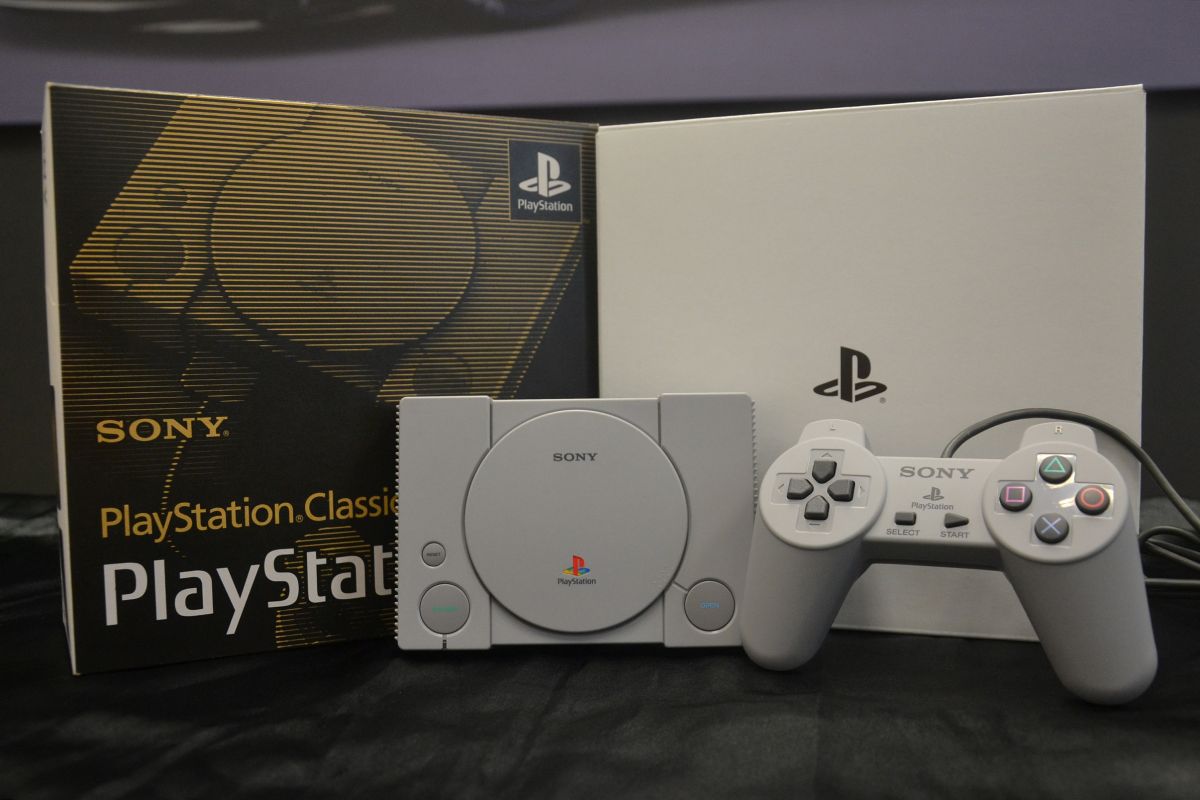 ▲《 NOWnews 今日新聞》搶先開箱初代 PS 迷你機「 PlayStation Classic 」。（圖／記者顏大惟攝，2018.11.13）
