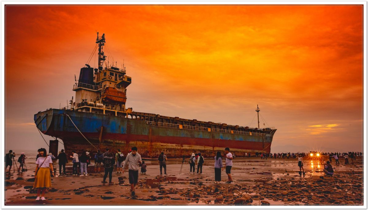 ▲10月初在桃園大園海域擱淺的宏都拉斯籍貨輪「振豐號」，最近成為攝影愛好者的朝聖天堂，選舉過後每天都有數百輛車子停在路邊，在此拍照打卡。（圖／拍鳥俱樂部鳥友陳哲健提供, 2018.11.27）