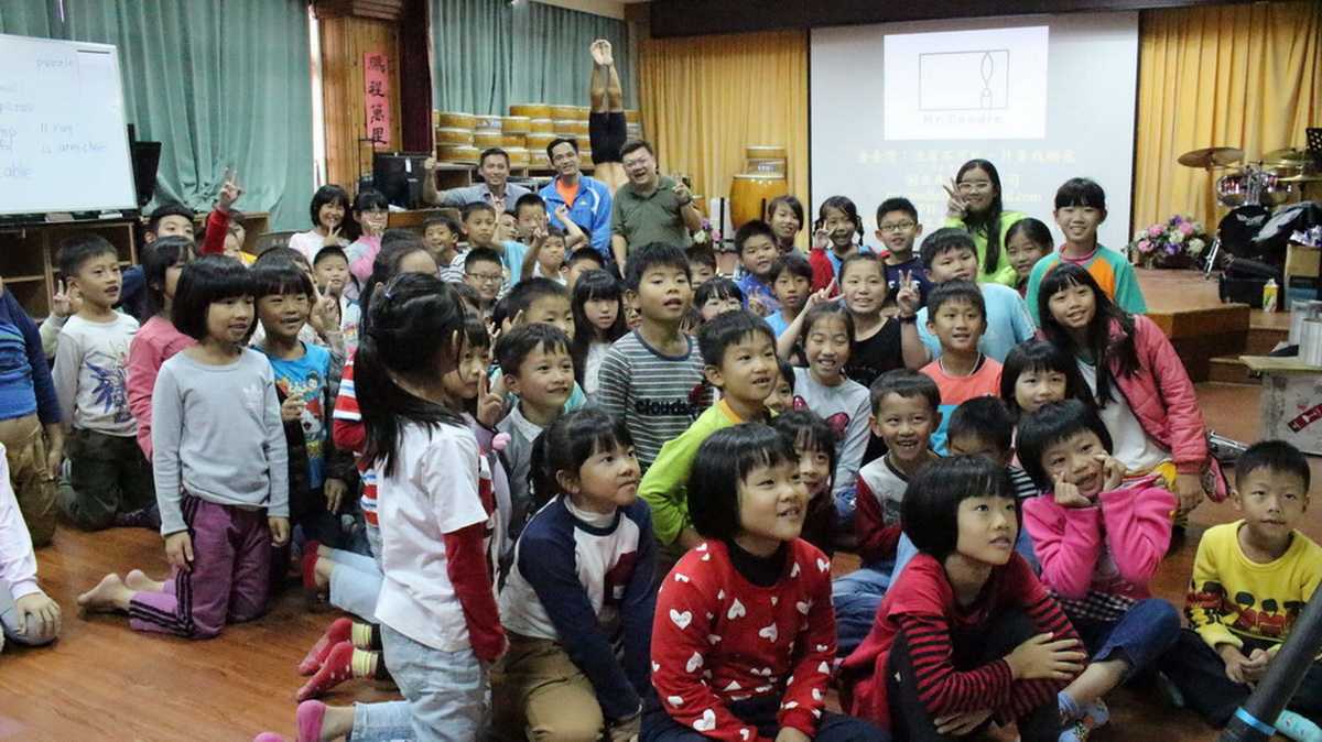 ▲「倒立先生」黃明正到芬園鄉文德國小，為師生們帶來一場難忘的演講，勉勵所有的小朋友們做任何事「沒有不可能，只要你願意」。（圖／記者陳雅芳攝，2018.11.27)