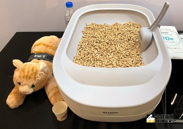 ▲夏普這款可量測貓咪尿量、體重等數據的智慧貓砂盆，將有可能視台灣市場反應開賣！（圖／記者劉士成攝）