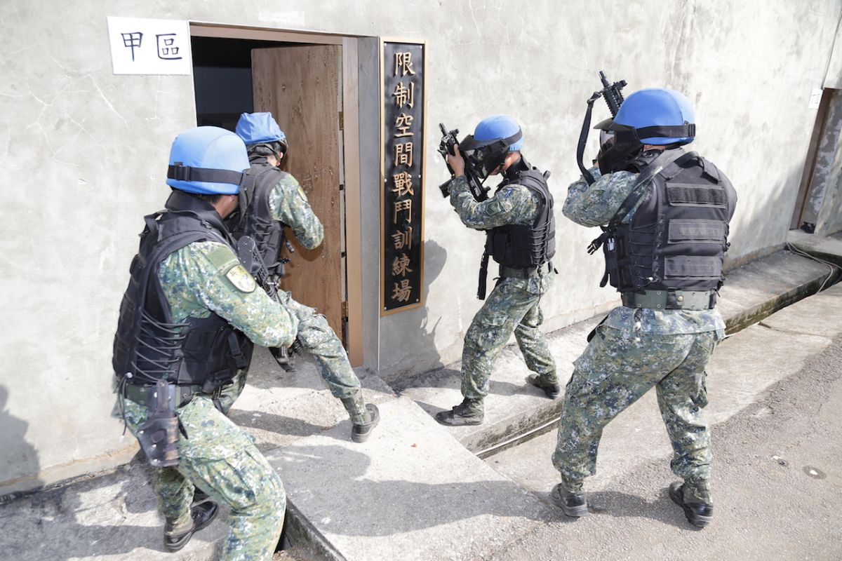 ▲憲兵指揮部舉辦限制空間戰鬥競賽，「小組攻防對抗」項目中，選手以四人小組進入建築物內，進行搜索前進及接敵運動。（圖／軍聞社提供）
