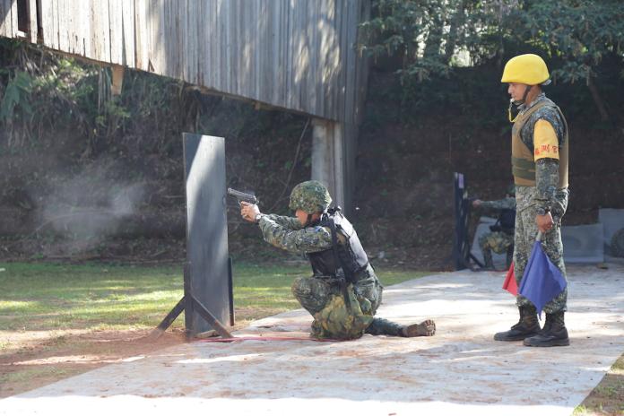 ▲憲兵限制空間戰鬥競賽，參賽選手在障礙物後方持T75手槍，實施左右手變換射擊。（圖／軍聞社）