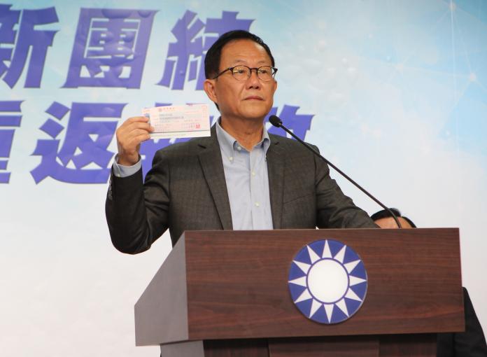 國民黨台北市長候選人丁守中28日在記者會上出示本票，強調不會接受黨中央的補助。（圖／記者葉滕騏攝）