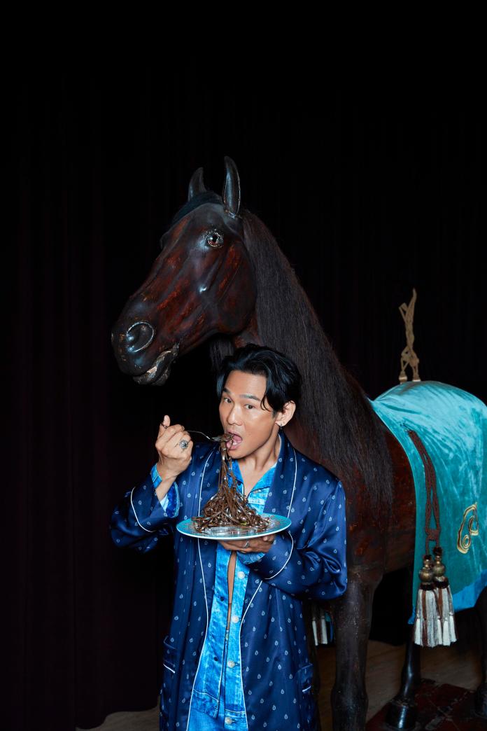 ▲杜德偉在馬前嗑「卡帶麵」。(圖/杜德偉工作室提供)