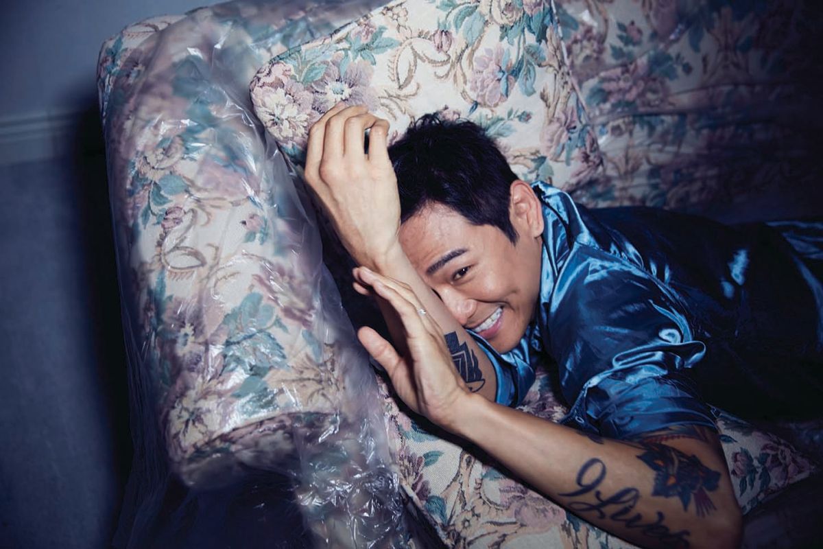 ▲杜德偉睽違6年推出新專輯，在拍攝封面照時，他難得露出精壯的腹肌、胸肌。（圖／杜德偉工作室提供）