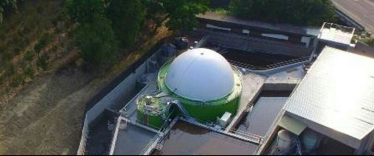 ▲環球鑫能源、亞洲氫能與瑞助營造於新合興牧場建置之二階段厭氧高效沼氣發電廠鳥瞰圖 (圖／記者柳榮俊翻攝2018.11.28)