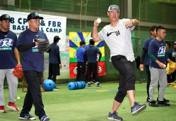 王建民親自擔任棒球訓練營助教。（圖／中職提供）