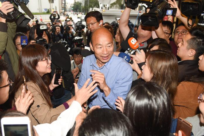 韓國瑜在台北現身，接受媒體訪問前先與支持者閒聊。（圖／記者陳明安攝，2018.11.28）