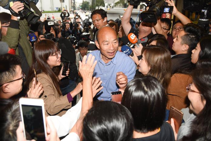 韓國瑜在台北現身，接受媒體訪問前先與支持者閒聊。（圖／記者陳明安攝，2018.11.28）