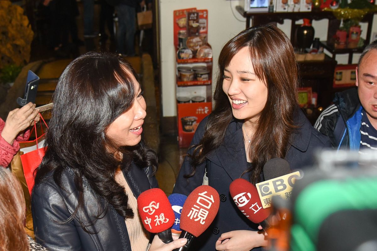 韓國瑜女兒韓冰及妻子李佳芬。（圖／記者陳明安攝，2018.11.28）