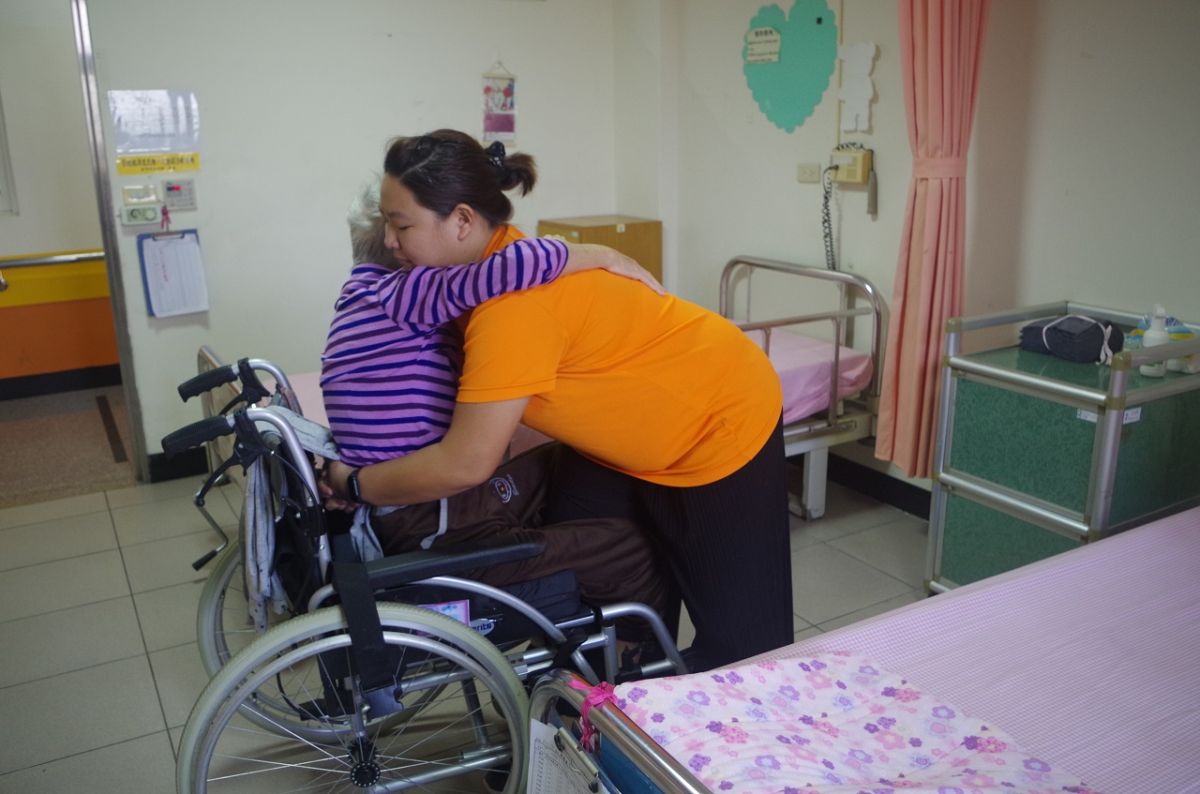 ▲美髪轉職照顧服務員，佳芸覺得穩定又水幸福。（圖/記者 鍾 聲 翻攝，2018.11.28）