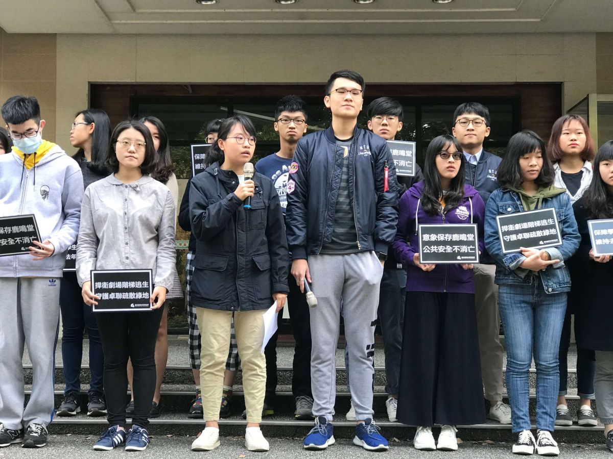 台大學生會協同福利部、戲劇系於鹿鳴館前呼口號，「意象保存鹿鳴堂，公共安全不消亡」，盼拆除鹿鳴堂主建築體。（圖／記者許維寧攝）