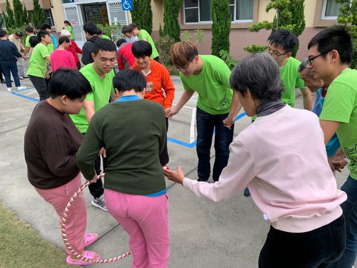 吳鳳科大長照系　仲埔教養院獻關懷
