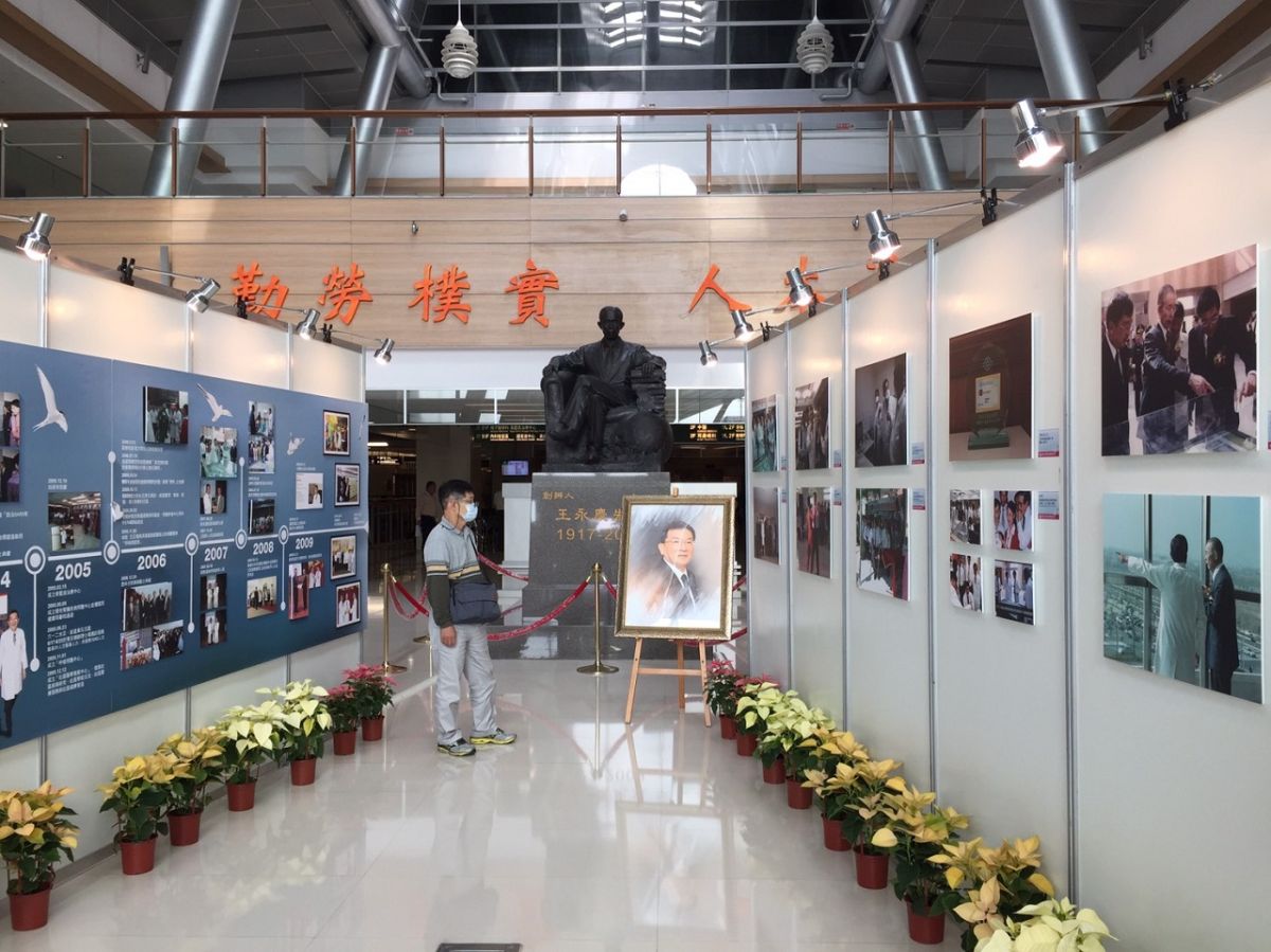 ▲嘉義長庚醫院為創院長王正儀先辦追思展。（圖/記者 鍾 聲 攝，2018.11.29）