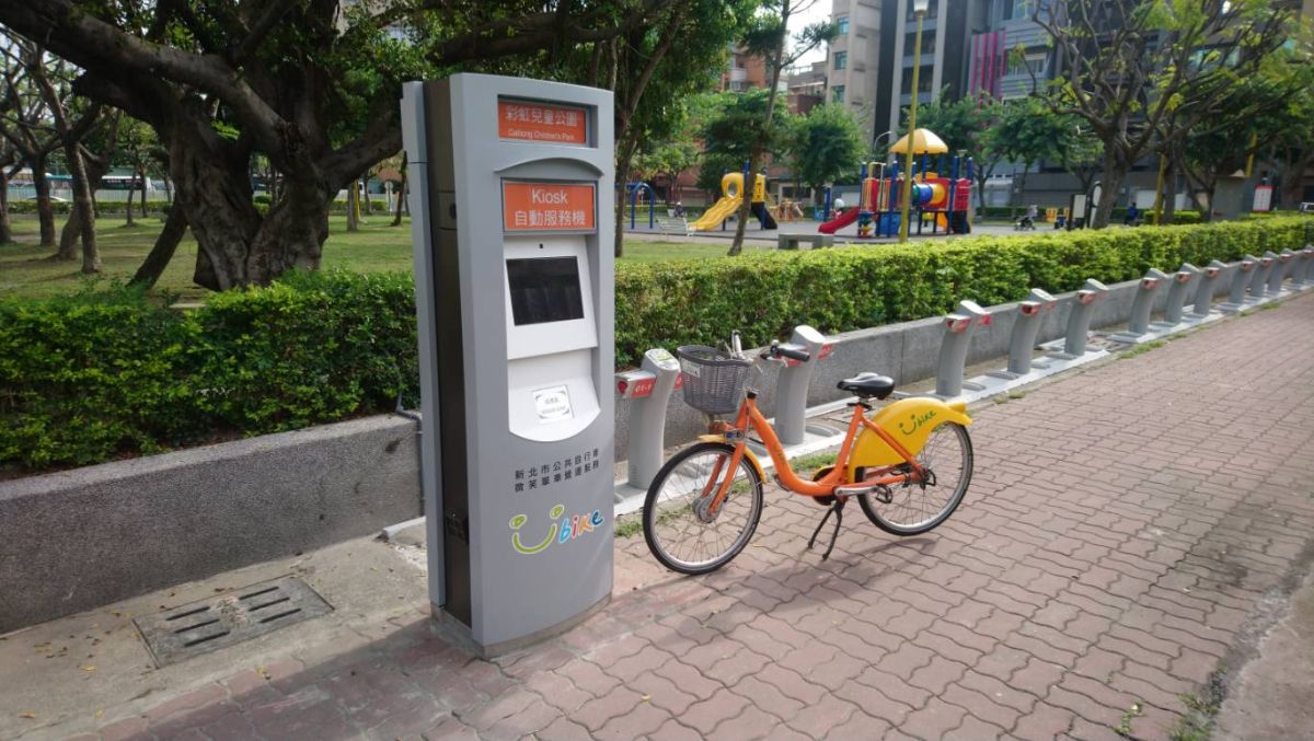 ▲新北市蘆洲「彩虹兒童公園」YouBike站周邊鄰近運動中心、捷運站及學校，可滿足附近民眾通勤通學及休閒需求。（圖／新北市交通局提供）


