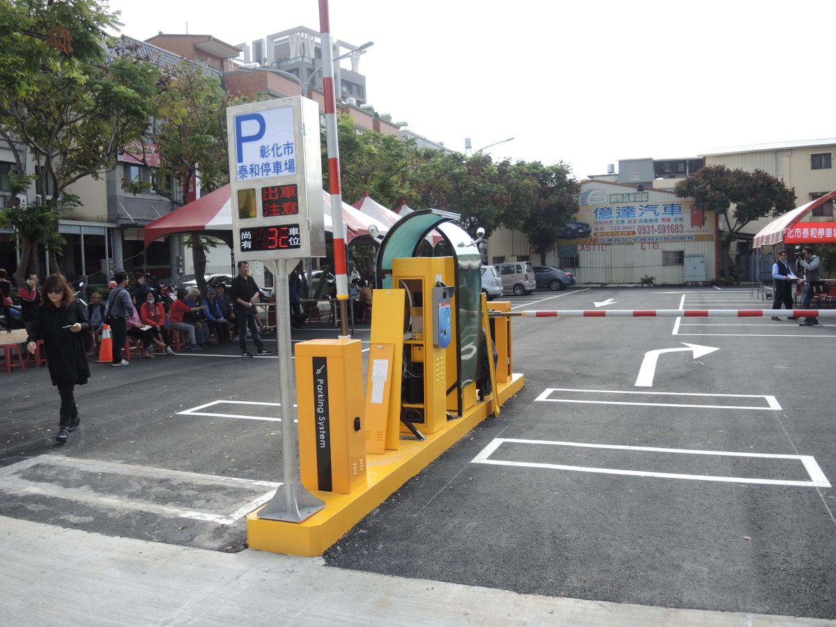 ▲彰化市泰和停車場試營運收費，月租車位收費每月1500元，吸引周邊住戶登記「搶」位。（圖／記者陳雅芳攝，2018.11.29)