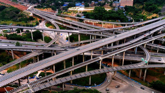 ▲山城重慶，有著令「老司機」們也害怕的複雜高架橋，圖中顯示其「交纏」的程度就像麻花捲一樣。　（圖 / 翻攝自網路）
