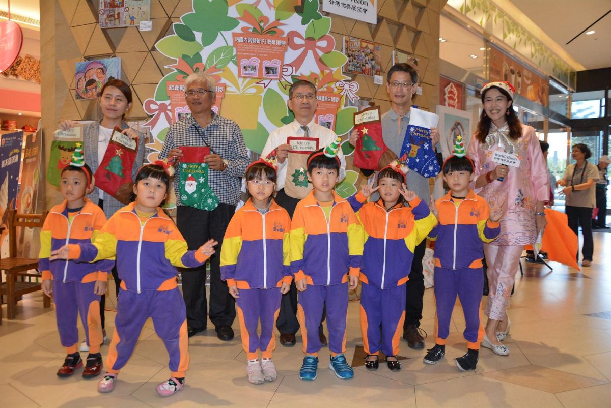 ▲來賓展示弱勢兒童的心願襪。（圖／記者郭政隆攝影2018.11.29）