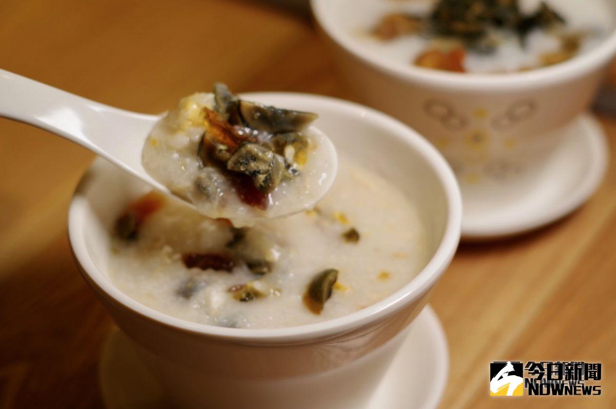 ▲有內行提醒，做皮蛋瘦肉粥時要記得多加1步驟。（圖／記者陳致宇攝）