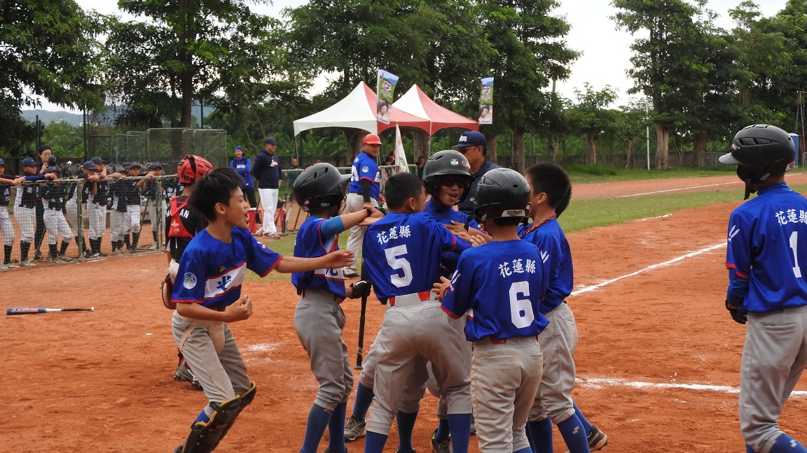 光復國小陳皓平敲出全壘打，回本壘時和隊友慶祝。（圖／黃建霖攝）