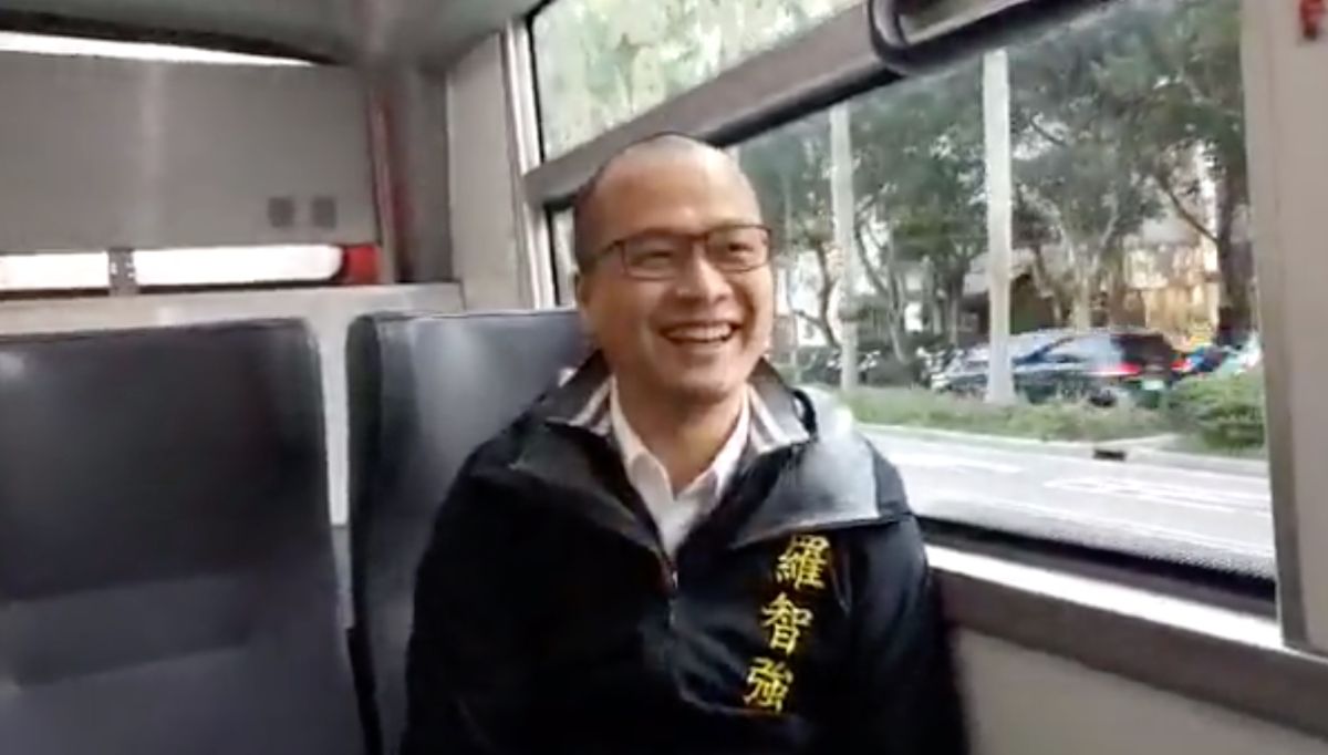 台北市議員當選人羅智強以「認同中國」為訴求，提出參選總統三個誓言，「我當總統，必恢復中國人認同，必找回台灣人光榮，必捍衛中華民國！」（圖／取自羅智強臉書直播影片,2018.11.30）