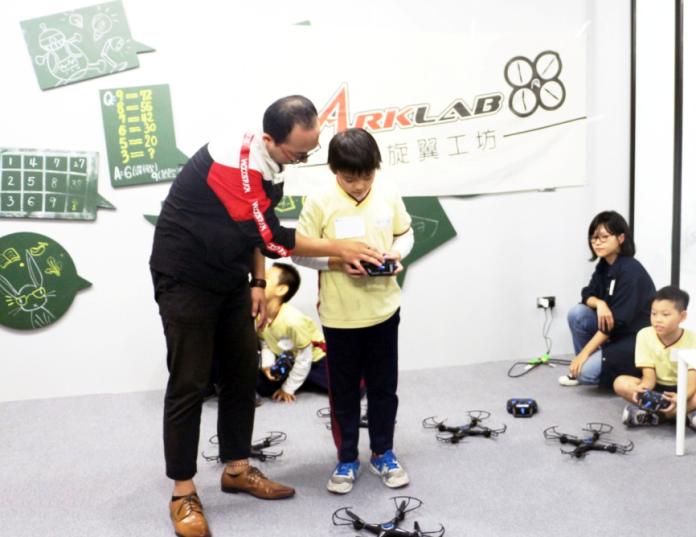 新北青少年圖書館開課　免費玩無人機、機器人
