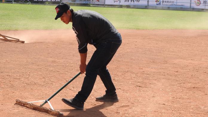 富邦悍將王詩聰來到關懷盃服務。（圖／黃建霖攝）