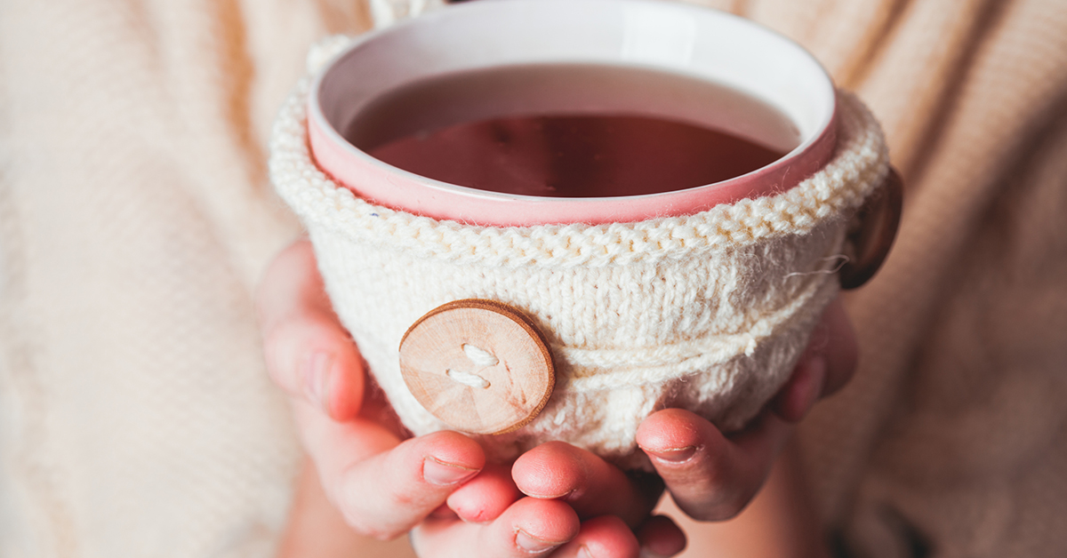 ▲中醫師認為，許多子宮肌瘤患者常有的飲食及生活習慣，例如，喜好冰冷飲料、穿著露肚裝，導致子宮虛寒，容易手腳冰冷。（圖片／ingimage）