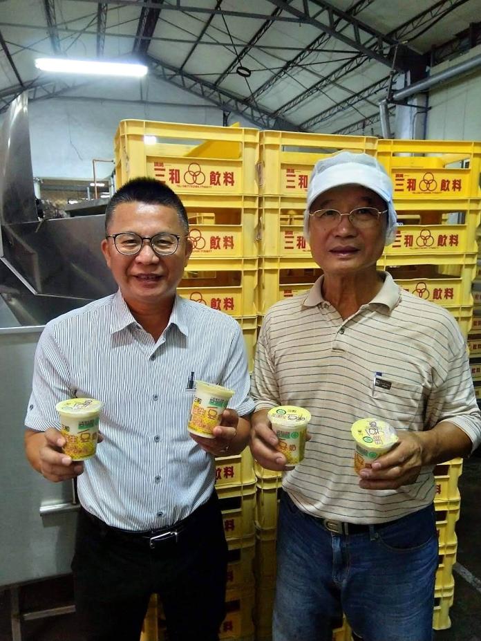 ▲農糧署南區分署長姚志旺(左)鼓勵鄉親享用安全產銷履歷豆漿。（圖／農糧署南區分署提供）