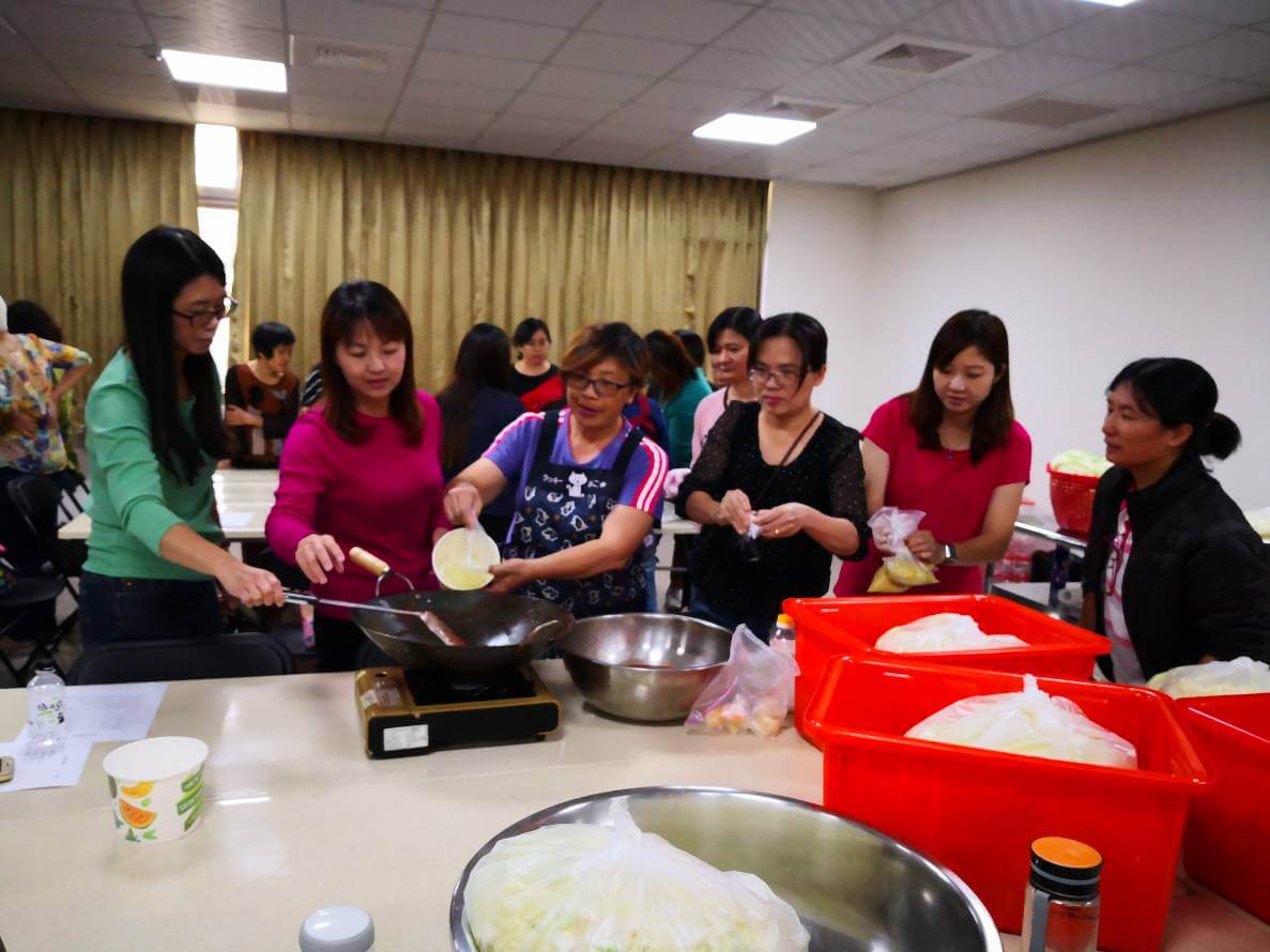 ▲高麗菜價格跌跌不休！田尾鄉農會家政班辦理高麗菜料理研習，家政班員發揮巧思，製作韓式泡菜也是以高麗菜製作的，口味比一般白菜製作的還好吃。（圖／記者陳雅芳攝，2018.11.30)
