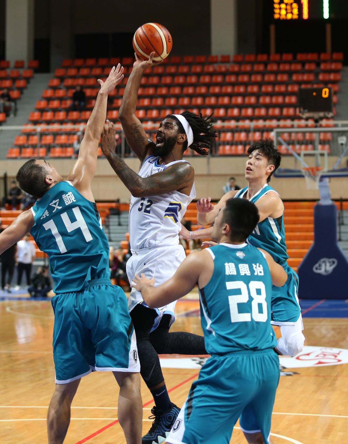 ▲SBL史上最大咖洋將前NBA探花梅奧(O.J. Mayo)(持球者)身披達新球衣。（圖／籃協提供）