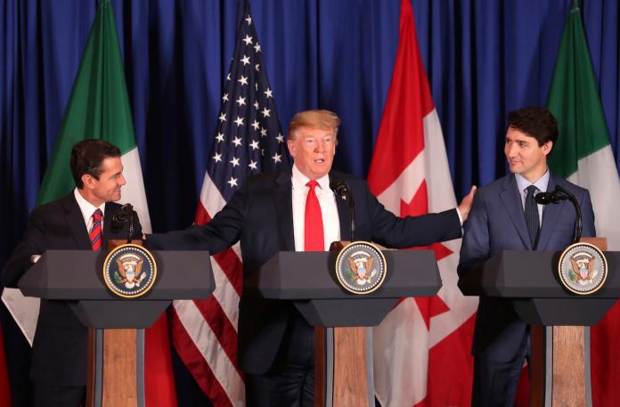 墨西哥總統聶托（左起）、美國總統川普、加拿大總理杜魯多在阿根廷簽署「美墨加自由貿易協定」。（圖／達志影像／美聯社）
