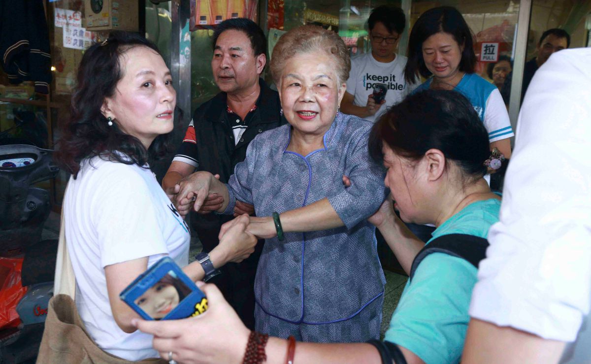 ▲柯文哲的媽媽何瑞英８日受訪表示「陳其邁當選，對高雄也不錯啦」。（資料照／記者葉政勳攝）
