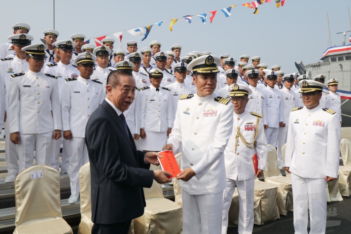 ▲ 軍友社理事長李棟樑8日偕同參謀總長李喜明上將，慰問海軍銘傳、逢甲軍艦官兵。（軍聞社記者李一豪攝）