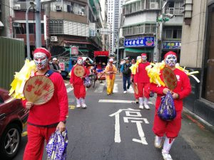 還願將腳行經大街小巷。（圖／羅嘉宏授權）