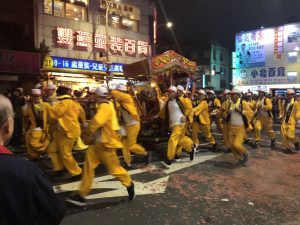 尊王神轎熄燈快速通過。（圖／連宜方攝）