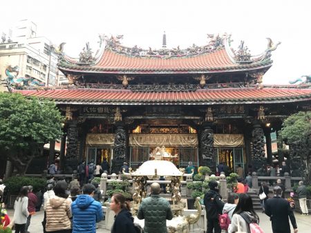 ▲為了因應大批信眾渴望翻轉運勢的需求，全台各大指標性廟宇從 7 月 19 日深夜 11 點（子時）開始，便紛紛徹夜開啟廟門，迎接蜂擁而至的香客。（圖／NOWNEWS資料照片）
