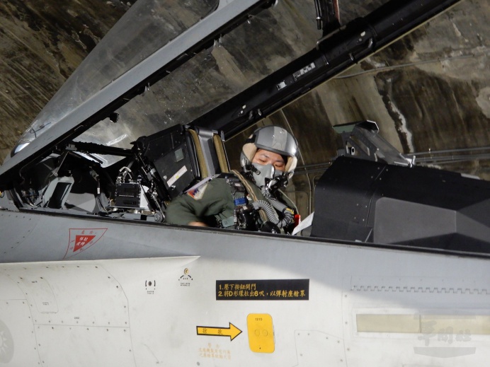 ▲ 范宜鈴上尉完成首次夜間單座飛行訓練。（空軍司令部提供）