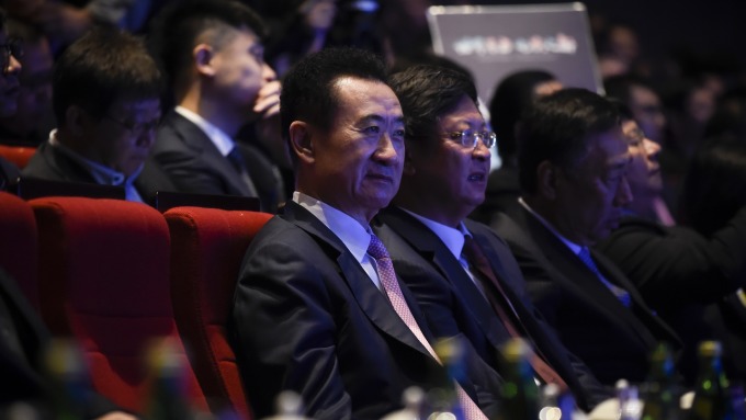 ▲ 萬達集團董事長、中國地產大亨王健林（前排左）近期接連脫手旗下資產套現。（圖／翻攝自微博）